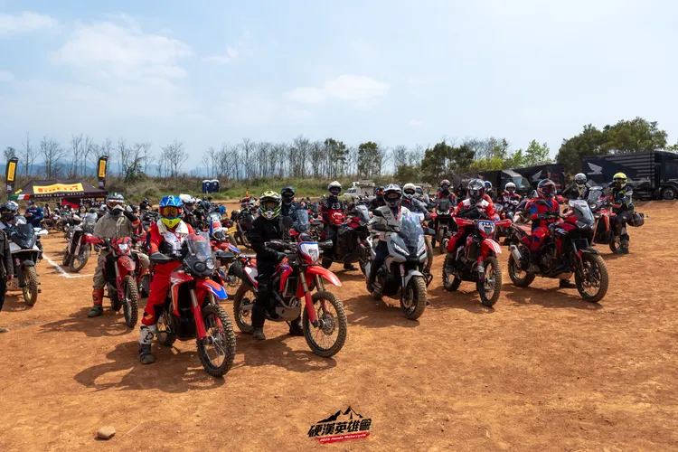 由專業領騎帶領車隊深入林道，騎士騎乘 Honda Africa Twin 等車款穿越多變地形，感受越野騎乘的動態表現與樂趣。業者提供