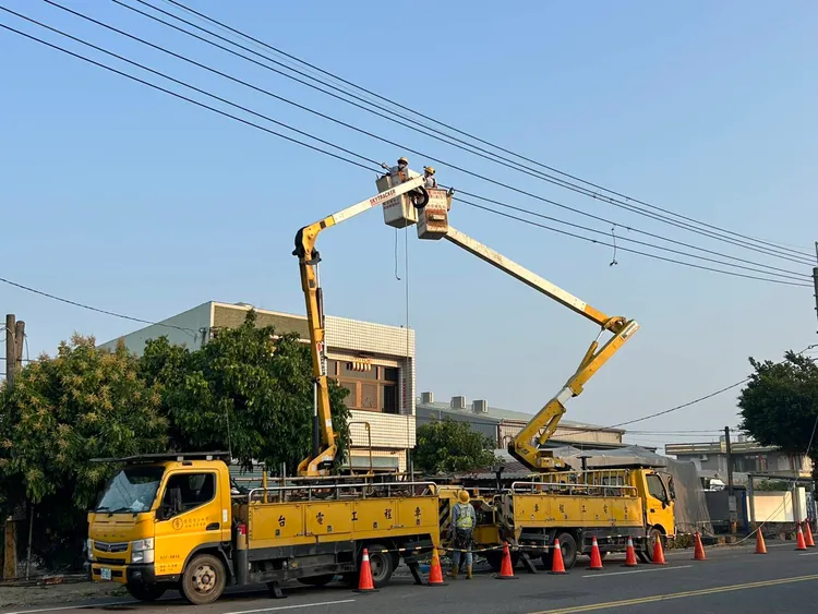 大貨車撞斷電桿，造成291戶停電，台電連夜搶修到清晨。翻攝畫面