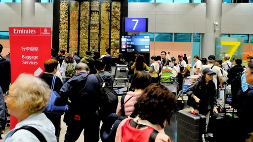 美伊開戰首架杜拜班機抵台　旅客開心接機者泣不成聲