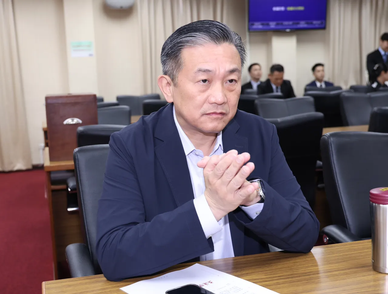 王定宇是民進黨派系湧言會成員，政治實力雄厚，不但外型瀟灑，風流情史也很精彩。莊宗達攝