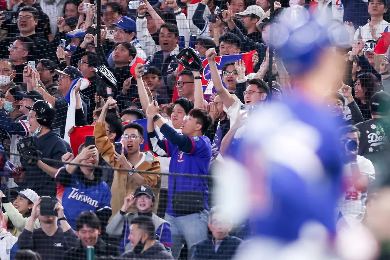 台灣球迷在東京巨蛋現場揮舞國旗、高喊加油，為台灣隊的比賽應援。賴清德臉書