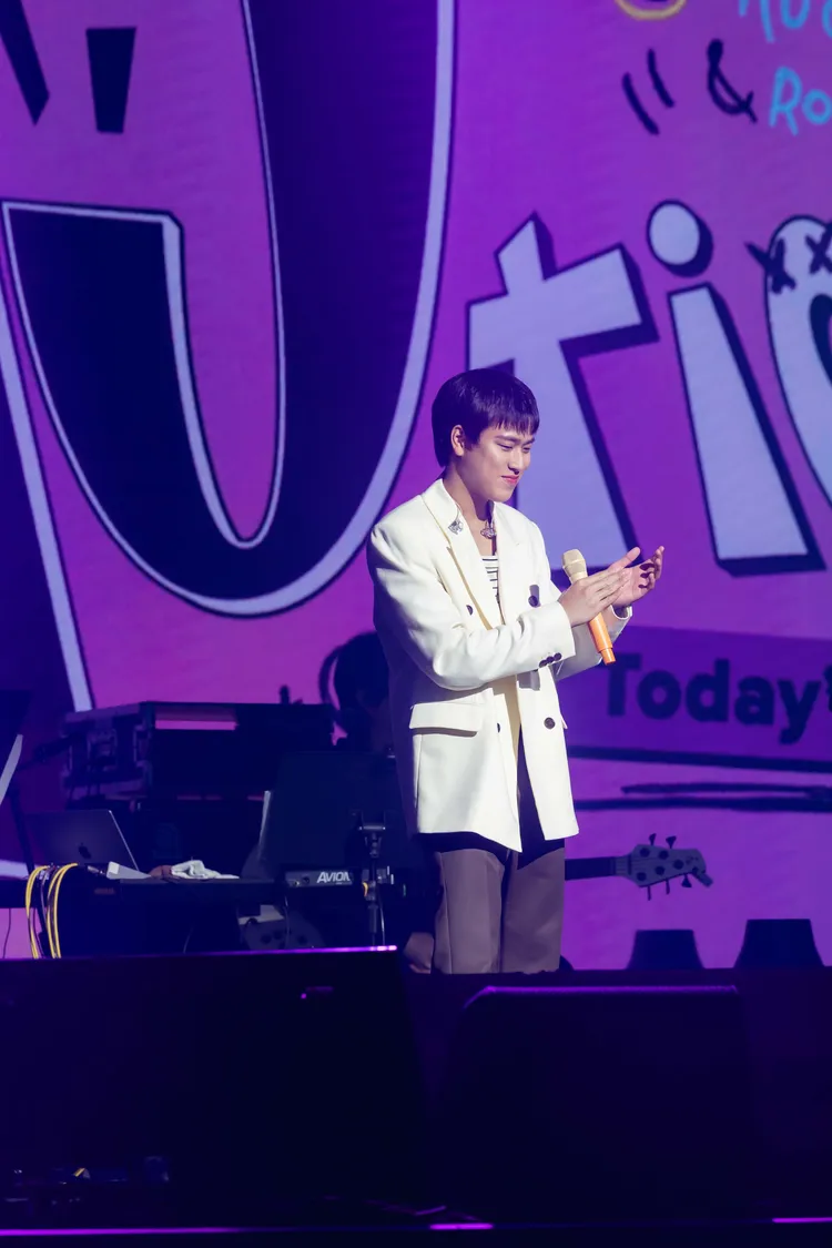 李茂珍看到台下的玫瑰花燈海應援，萌問「怎麼會出現這個」。網銀國際提供