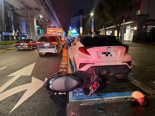 板橋騎士雨夜壓路緣石倒地又被撞　幸公車減速進站撿回一命