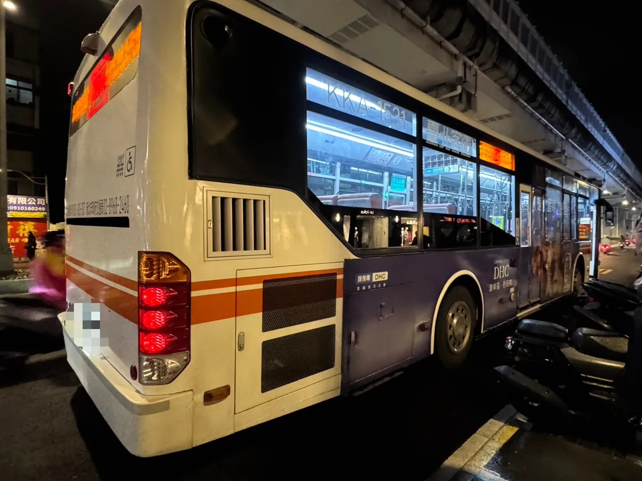 公車當時正減速進站，騎士恐遭撞擊力道減少，否則後果不堪設想。翻攝畫面