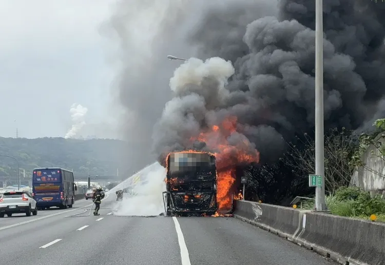 消防人員灌救。國道警方提供