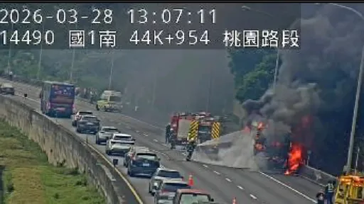 國1五楊高架遊覽車火燒車　乘客急疏散避路肩