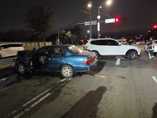台中路口暴衝連撞4車　巡邏警車也遭殃　7旬翁驚呆：我有踩煞車