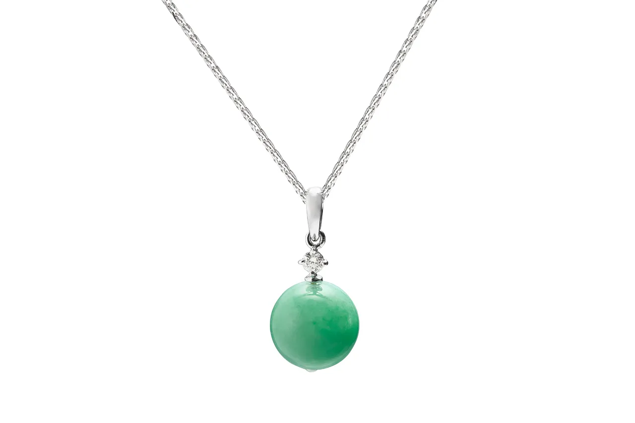 玉世家翡翠圓珠鑲鑽墜飾（不含項鍊），6萬8000元。品牌提供