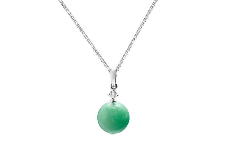 玉世家翡翠圓珠鑲鑽墜飾（不含項鍊），6萬8000元。品牌提供