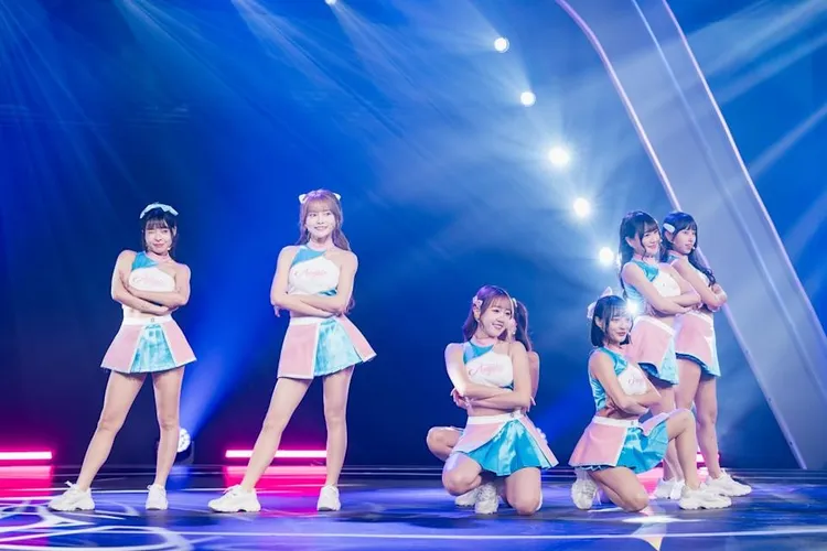 富邦悍將啦啦隊帶來經典的「32撞」。緯來電視網提供