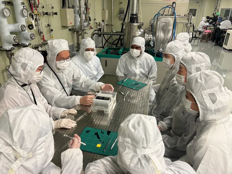 蔡司深化台灣半導體布局，攜手TSRI及多所大學投入材料分析與先進製程研究，並以SEM與3D X-ray提供高解析檢測，強化先進封裝良率與研發效率。公司提供