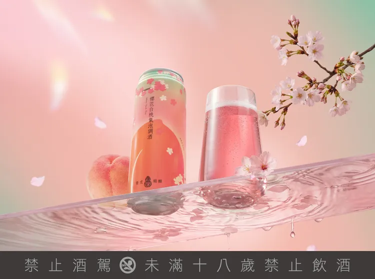 臺虎精釀推出春季限定《櫻花白桃氣泡調酒 Sakura Peach Fizz》，以櫻花與白桃交織的花果風味，打造清爽輕盈的春日微醺體驗。臺虎提供