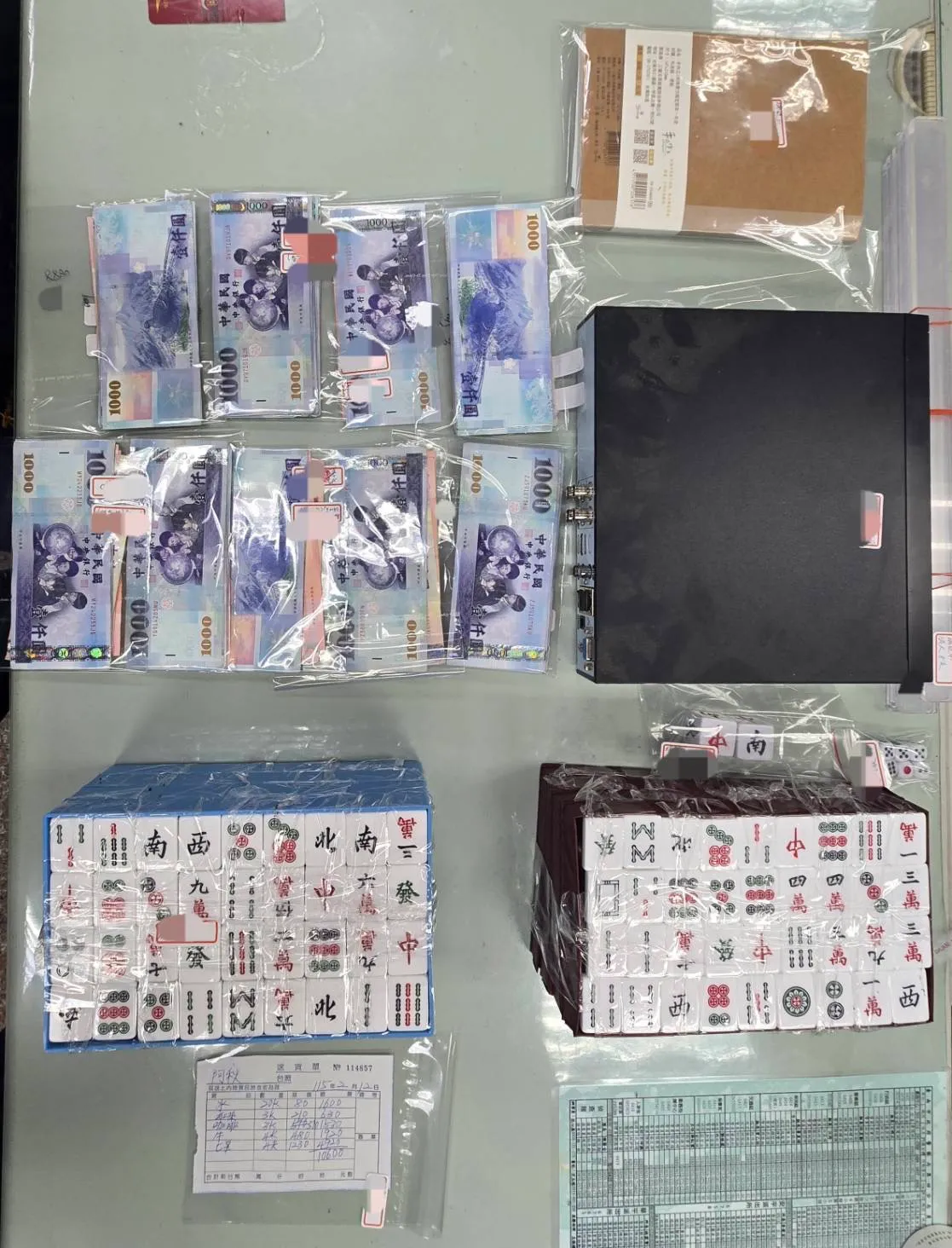警方攻堅賭場，現場查扣賭資新臺幣12萬餘元。翻攝畫面