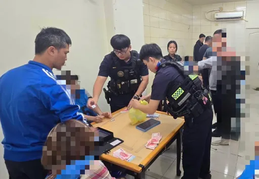民宅暗藏麻將賭場！安平警破門攻堅逮9賭客　查扣這麼多賭資