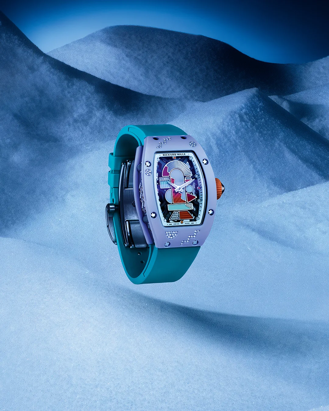 RM 07-01粉紫色TZP陶瓷款，31.40*45.23mm，粉紫色TZP陶瓷錶圈、微噴砂白金中層錶殼，鍍銠5N紅金錶盤，CRMA2鏤空自動上鍊機芯，動力儲存50小時，防水深度50米，限量50只。品牌提供 