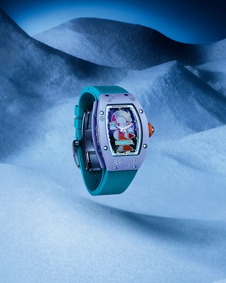 RM 07-01粉紫色TZP陶瓷款，31.40*45.23mm，粉紫色TZP陶瓷錶圈、微噴砂白金中層錶殼，鍍銠5N紅金錶盤，CRMA2鏤空自動上鍊機芯，動力儲存50小時，防水深度50米，限量50只。品牌提供 