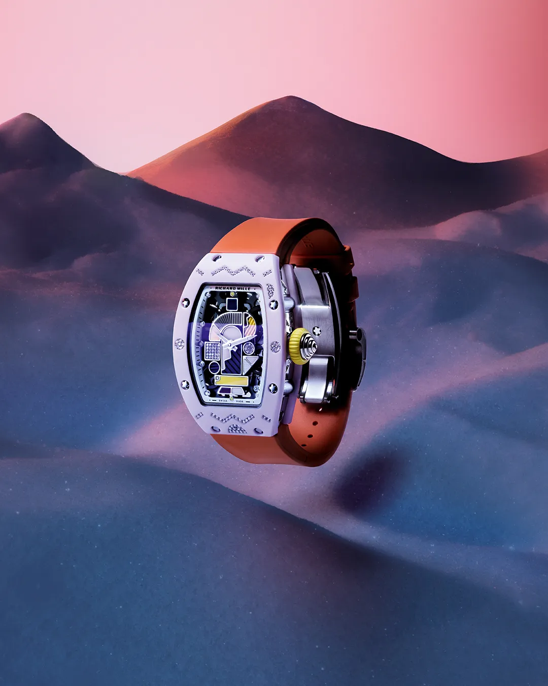 RM 07-01粉紅色TZP陶瓷款，31.40*45.23mm，粉紅色TZP陶瓷錶圈、微噴砂白金中層錶殼，鍍銠5N紅金錶盤，CRMA2鏤空自動上鍊機芯，動力儲存50小時，防水深度50米，限量50只。品牌提供 