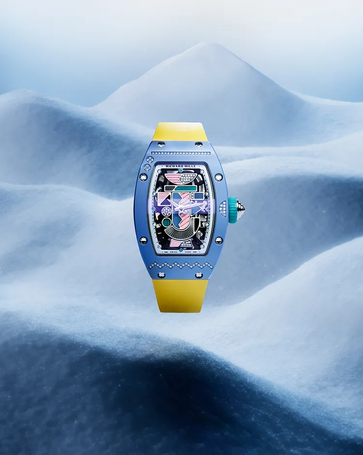 RM 07-01粉藍色TZP陶瓷款，31.40*45.23mm，藍色TZP陶瓷錶圈、微噴砂白金中層錶殼，鍍銠5N紅金錶盤，CRMA2鏤空自動上鍊機芯，動力儲存50小時，防水深度50米，限量50只。品牌提供 