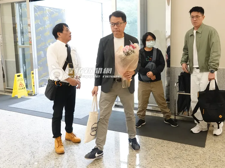 梅聖旻（中）手上拿著吳中純最愛的6朵玫瑰花。特勤中心攝