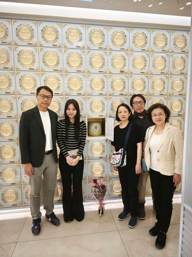吳中純丈夫梅聖旻（左起）、女兒梅嬿翎、吳中純的妹妹、弟弟、大姊今天舉行入塔儀式，送別最後一程。梅聖旻提供