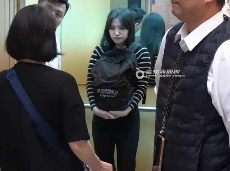 梅嬿翎準備搭電梯上樓，心情十分低落難捨。特勤中心攝