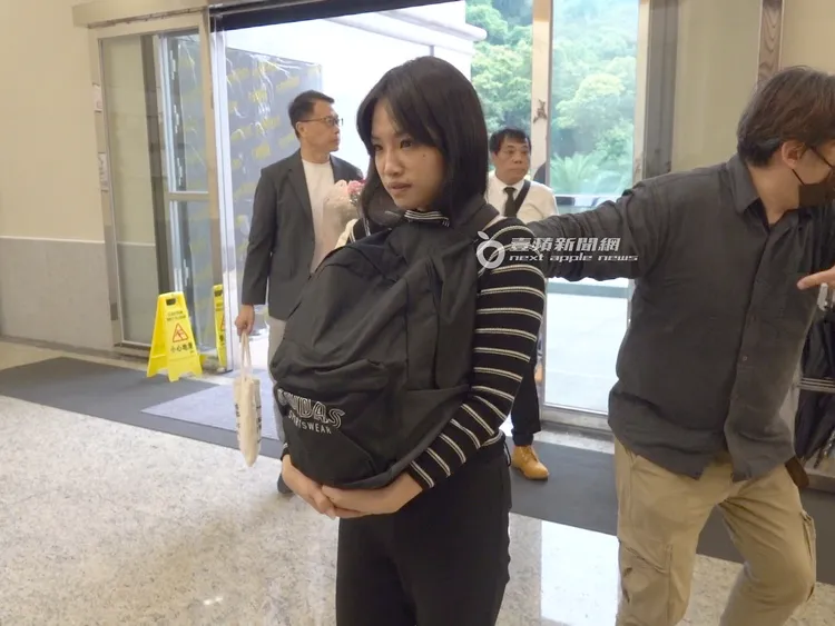 梅嬿翎捧著媽媽吳中純的骨灰罈，臉上神情相當沈重。特勤中心攝