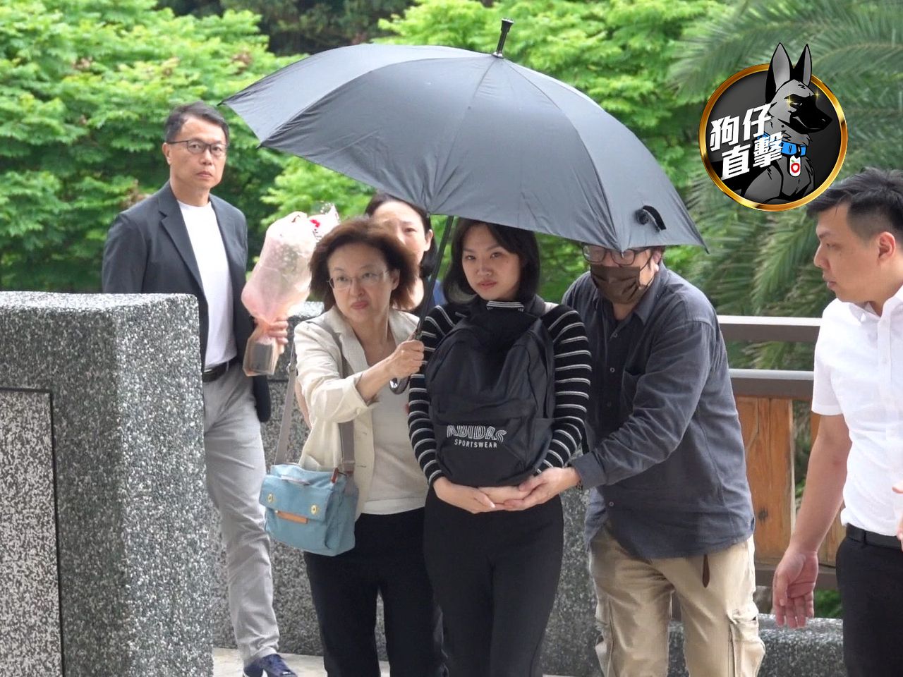 獨家|吳中純今入塔!女兒捧罈、丈夫持花 淚送最後一程