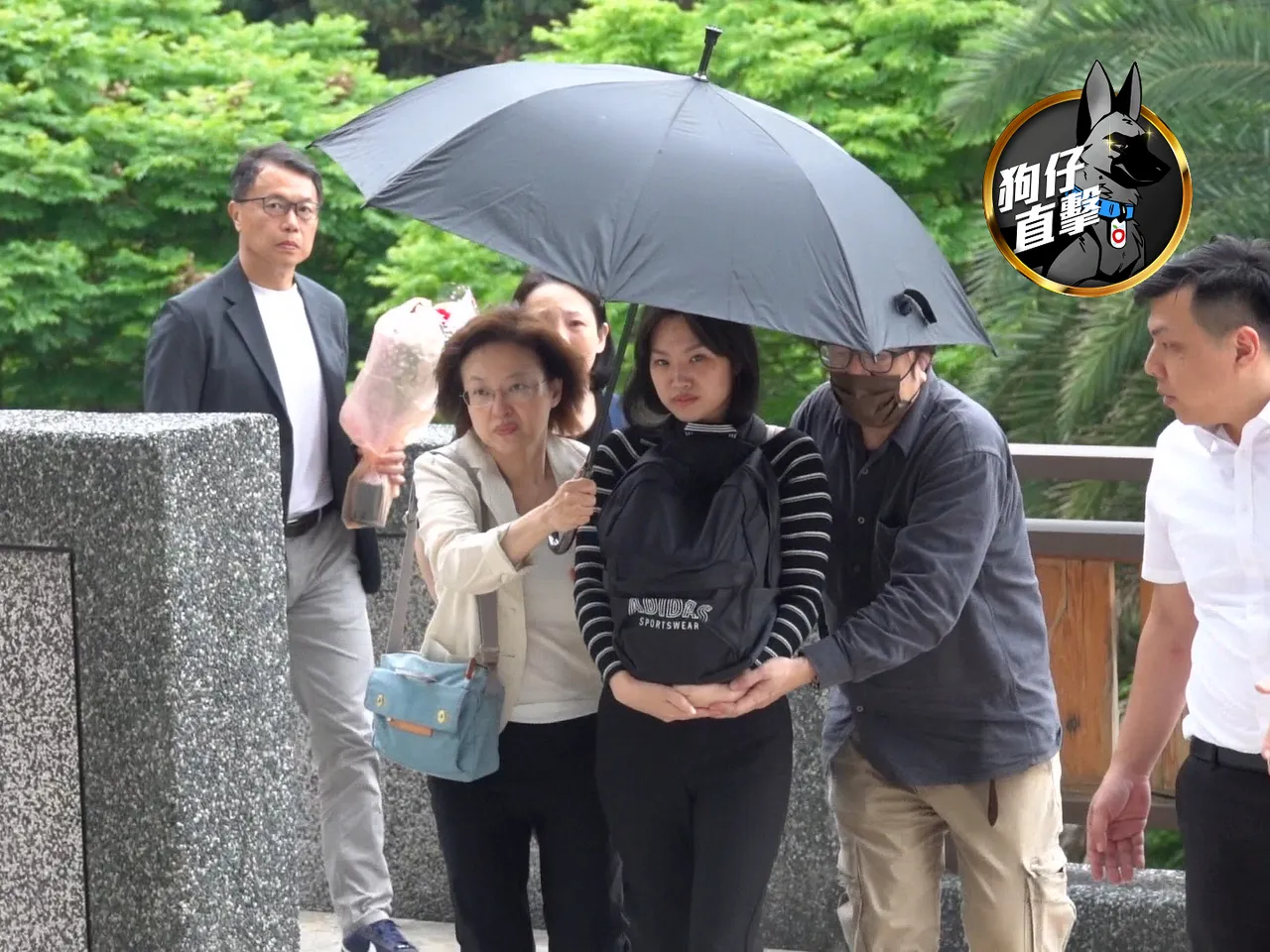 獨家｜吳中純今入塔！女兒捧骨灰罈、丈夫持花　淚送最後一程