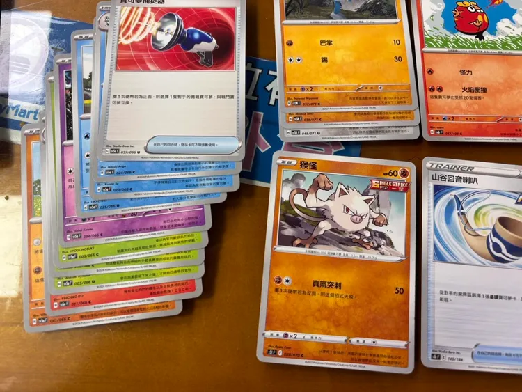 出現很多不是該卡包會出現的卡牌。翻攝自threads