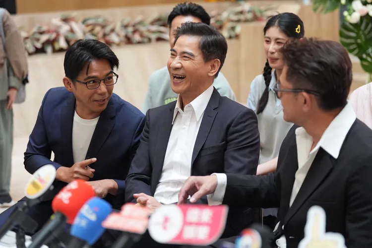 柯叔元（右）跳出來救援。攝影中心攝