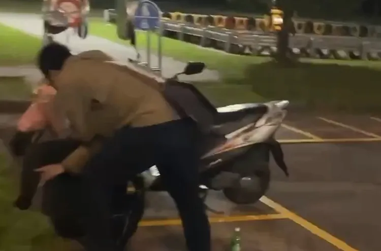 警方逮到正下手行竊的林男。翻攝畫面