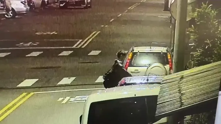 陳男沿路推倒路邊或騎樓的機車。民眾提供