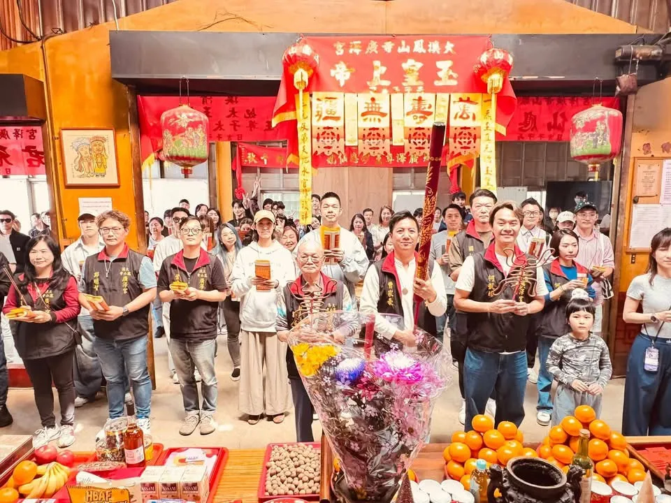 王子團拜時身邊只有弟弟陪伴。翻攝IG