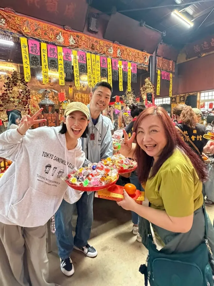 陳大天（中）與老婆劉樸現場進行合婚儀式並發喜糖，民歌天后鄭怡（右）也見證幸福。摘自臉書