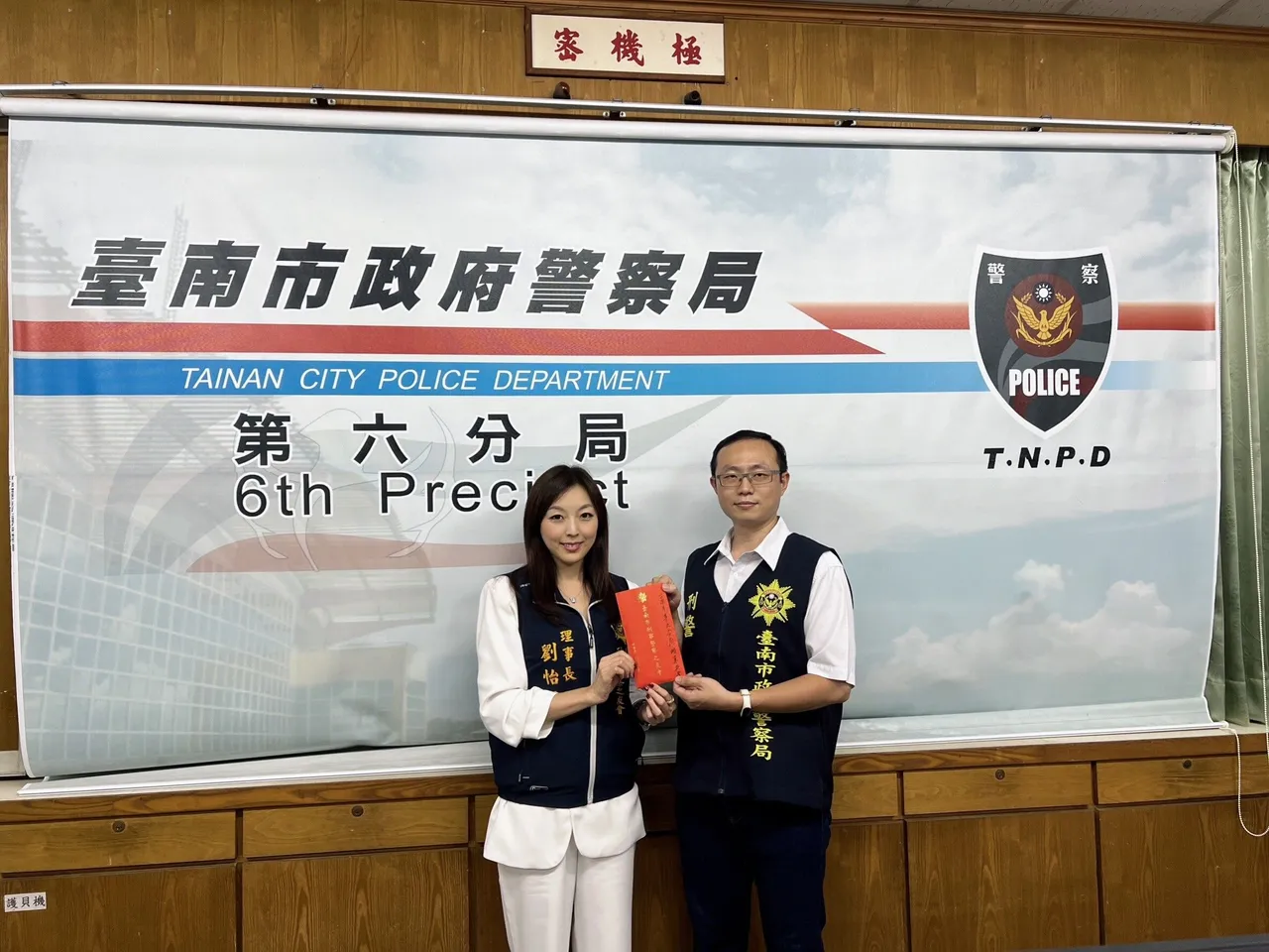 臺南市刑事警察之友會理事長劉怡萱（左）時常代表頒發獎金。資料照片