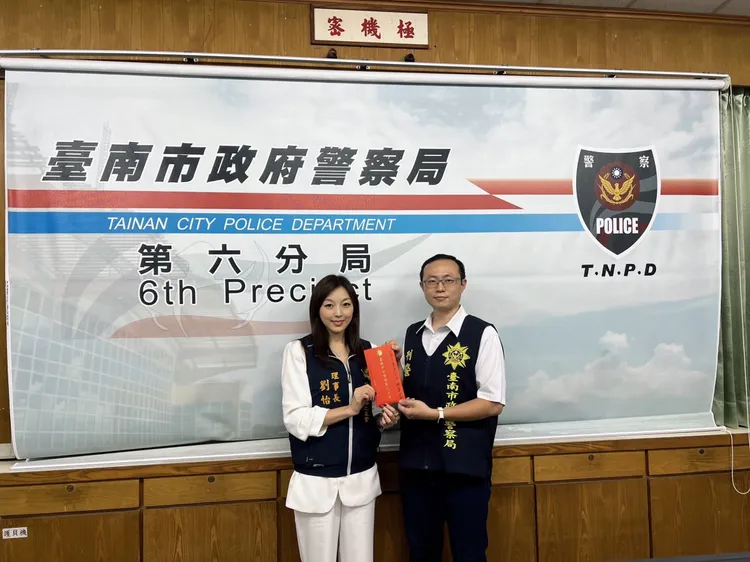 臺南市刑事警察之友會理事長劉怡萱（左）時常代表頒發獎金。資料照片