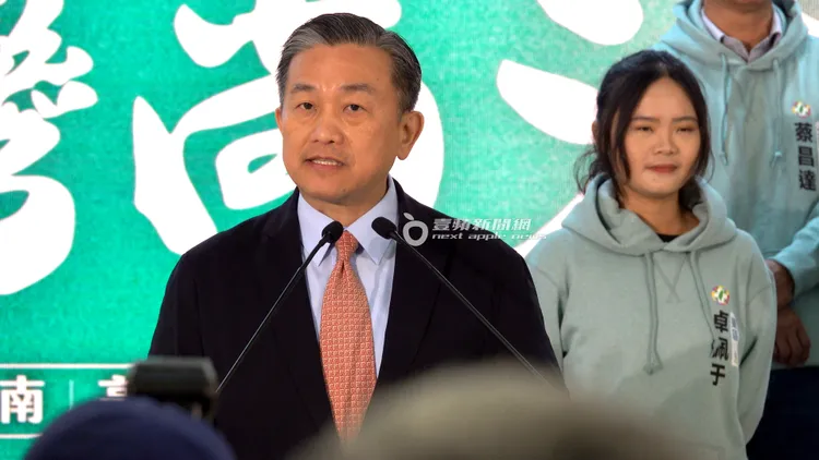 民進黨立委王定宇（左）日前替湧言會全國參選議員新人登台造勢。特勤中心攝