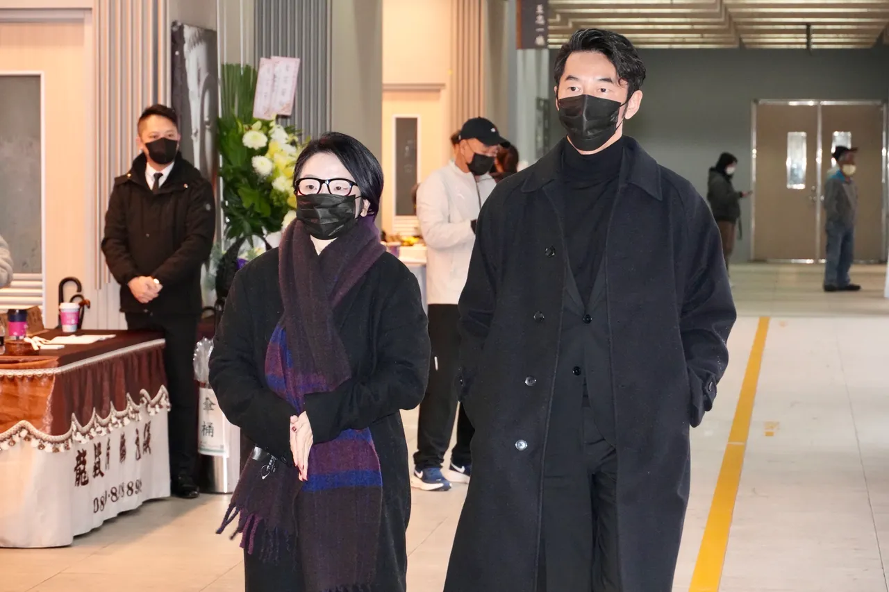 陶晶瑩（左）在老公李李仁陪伴下送別袁惟仁。彭欣偉攝