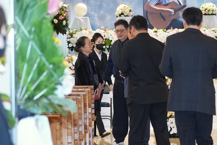 莫凡入場向家屬致意。彭欣偉攝