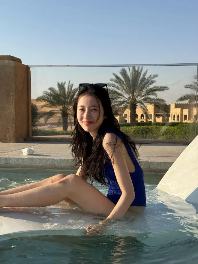周雨彤在阿布達比泳池拍美照。翻攝周雨彤小紅書