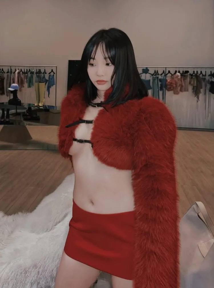 陳芳語胸前只靠三條黑帶子防走光。翻攝陳芳語IG