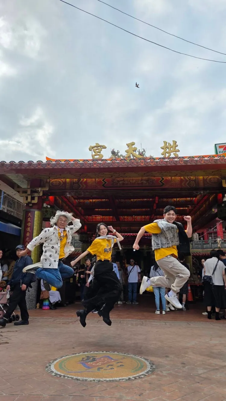 《NO GOOD！歐吉桑》導演張清峰（左起）及演員方甯、林毓家在白沙屯拱天宮合照。萬騰文化創意提供