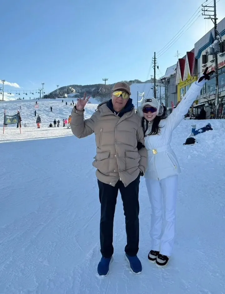 曾馨瑩與郭台銘在日本石打丸山滑雪場合影。翻攝曾馨瑩IG