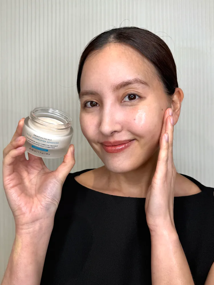 修麗可A.G.E.普拉斯鏈活膚緊緻霜可與全新「電波V臉瓶」搭配使用。張家玲攝