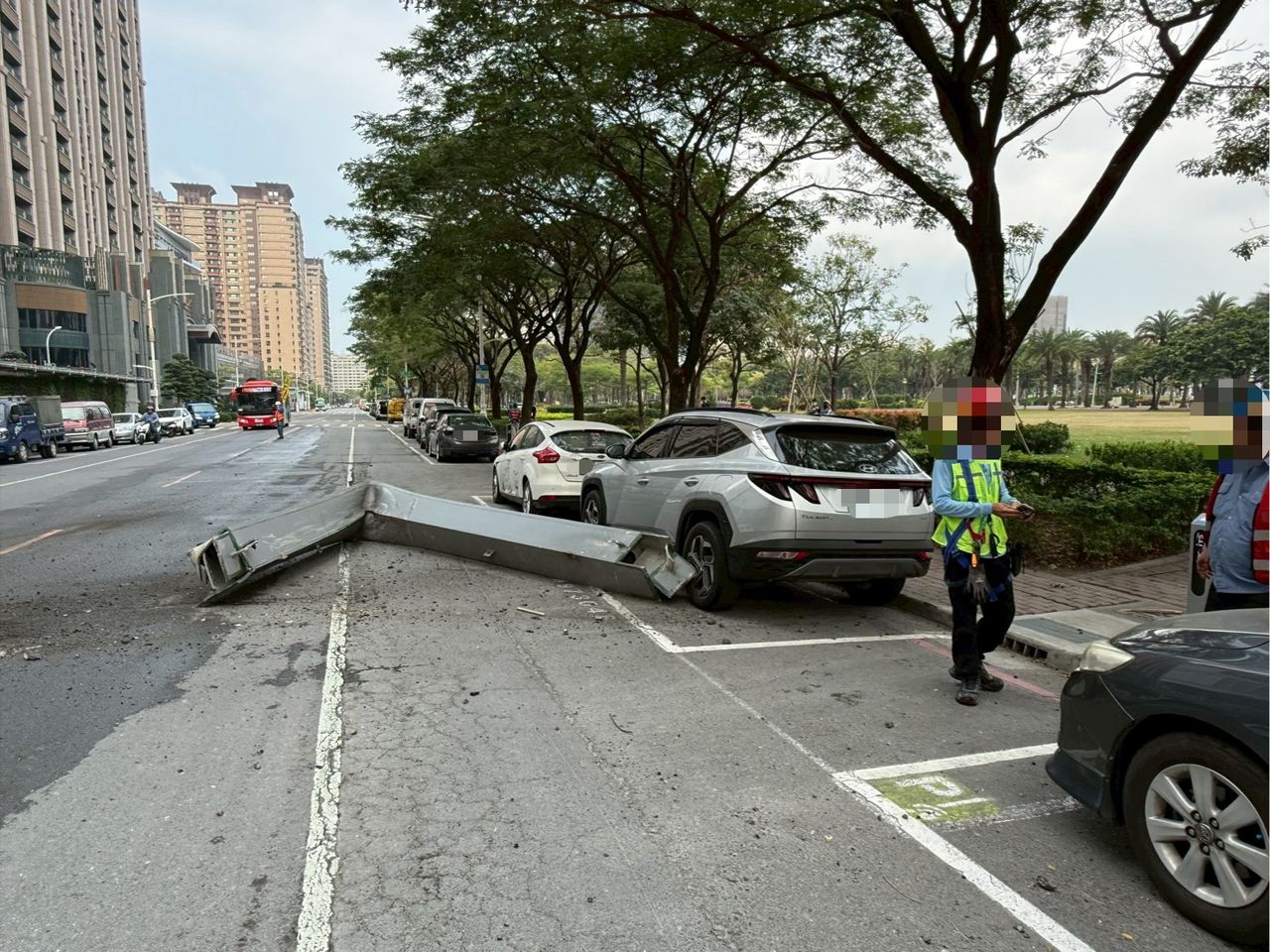 嚇死人!富邦高雄凹子底開發案工地鋼筋高空墜落 幸僅砸損2車未傷人