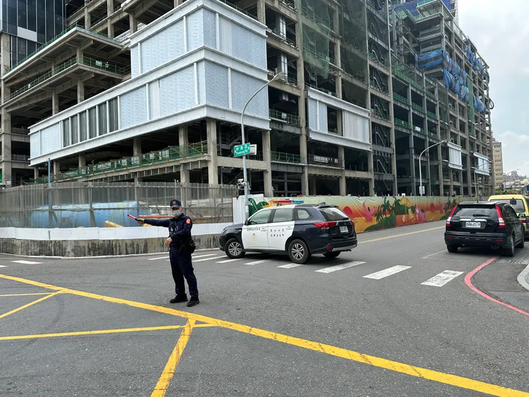 富邦建案工地24日吊掛鋼筋時，不慎掉落至路面，砸到2汽車。翻攝畫面