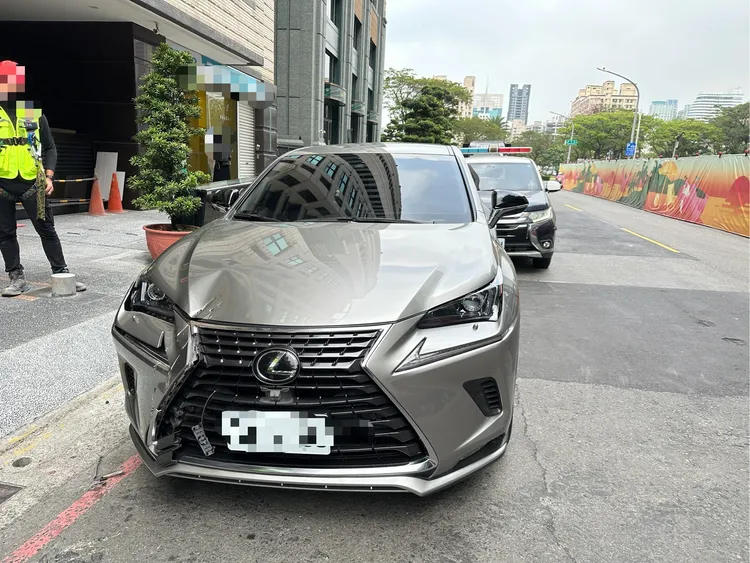 富邦建案工地24日吊掛鋼筋時，不慎掉落至路面，砸到2汽車。翻攝畫面