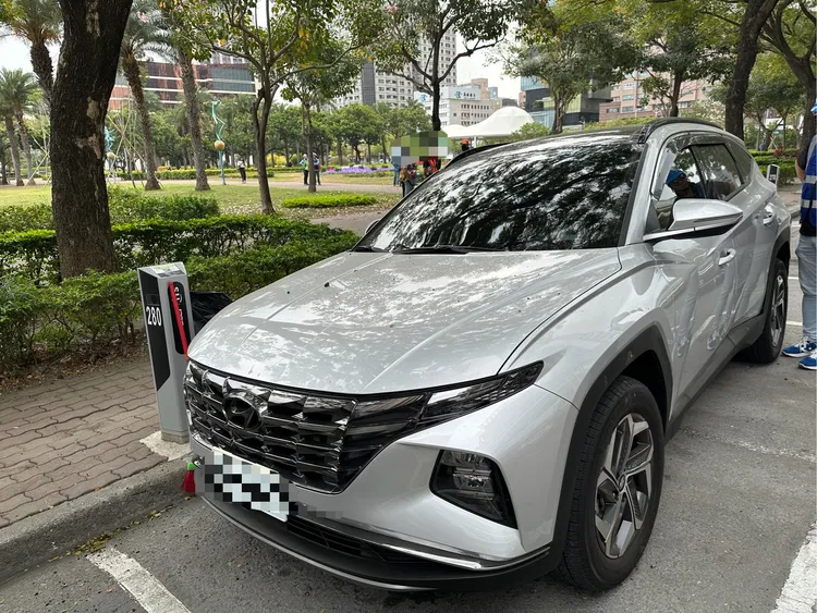 富邦建案工地24日吊掛鋼筋時，不慎掉落至路面，砸到2汽車。翻攝畫面