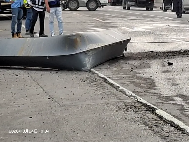 富邦建案工地24日吊掛鋼筋時，不慎掉落至路面，砸到2汽車。讀者提供