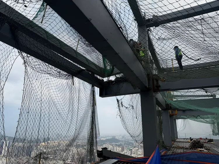 框型鋼架傾斜。翻攝畫面